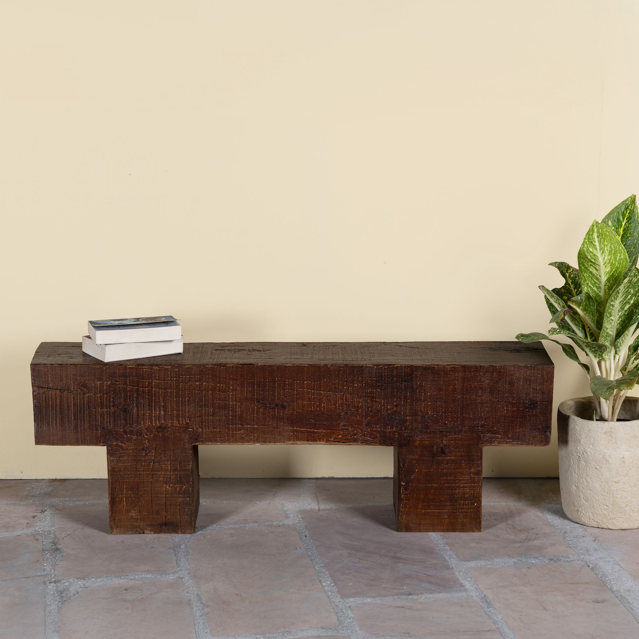 Rustic wood bench made of reclaimed wood, full block design, sustainable furniture for hallways, living rooms, or terraces, 120 × 30 × 40 cm.