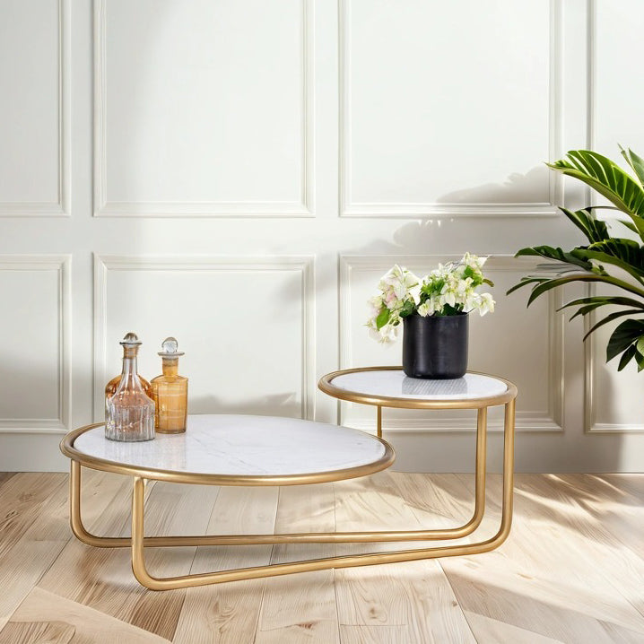 Lifestyle imagination of a rectangular metal coffee table with hammered marble top and brass-plated iron base; marble top coffee table, 109 × 41 × 77 cm.