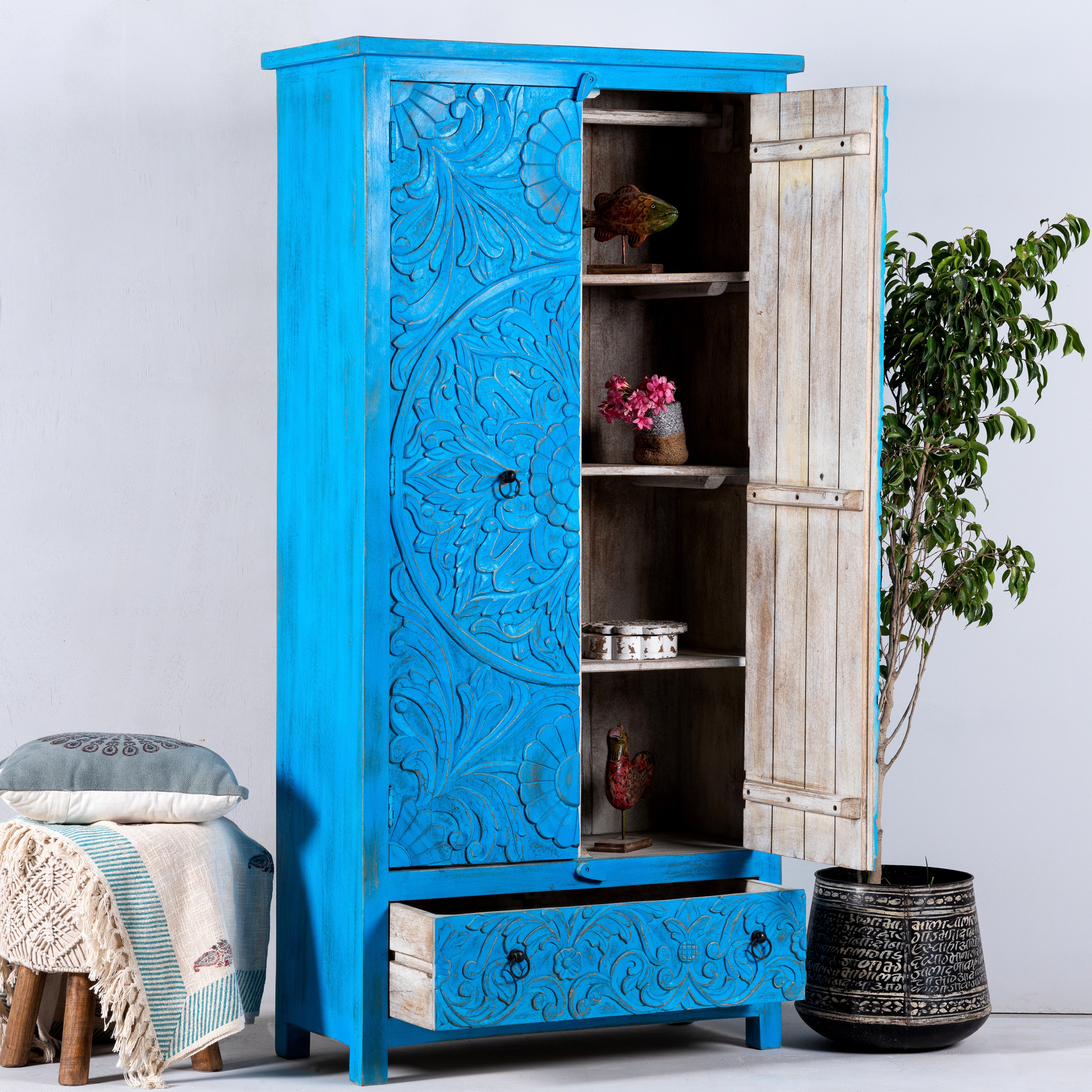 Handgeschnitzer, 2 türiger Schrank aus Mangoholz, gefertigt in Indien in mediterranem vintage Stil.