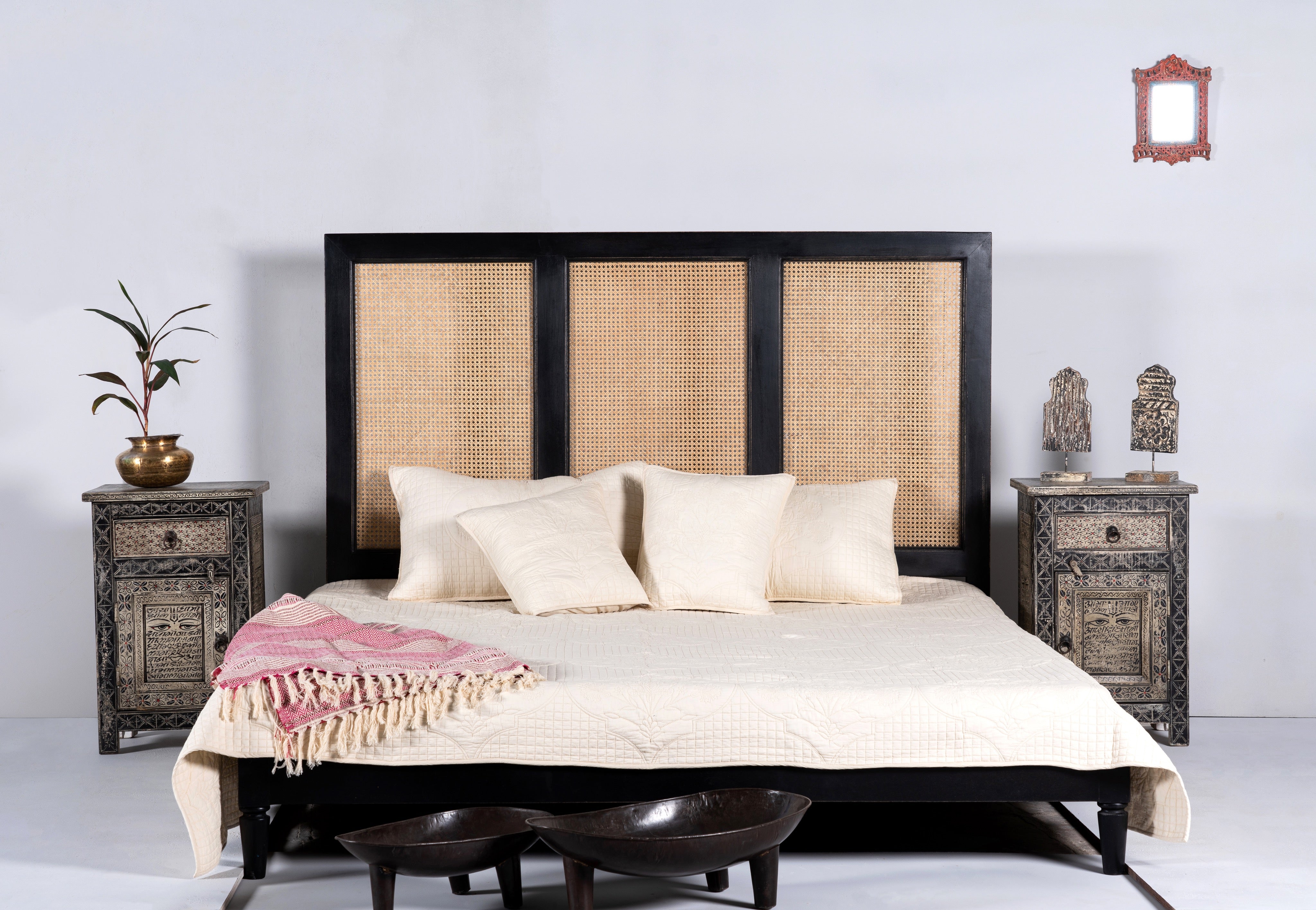 Handcrafted Indian bed Govinh in mango wood with black rattan panels, artisanal bedroom furniture, 180 × 200 cm.