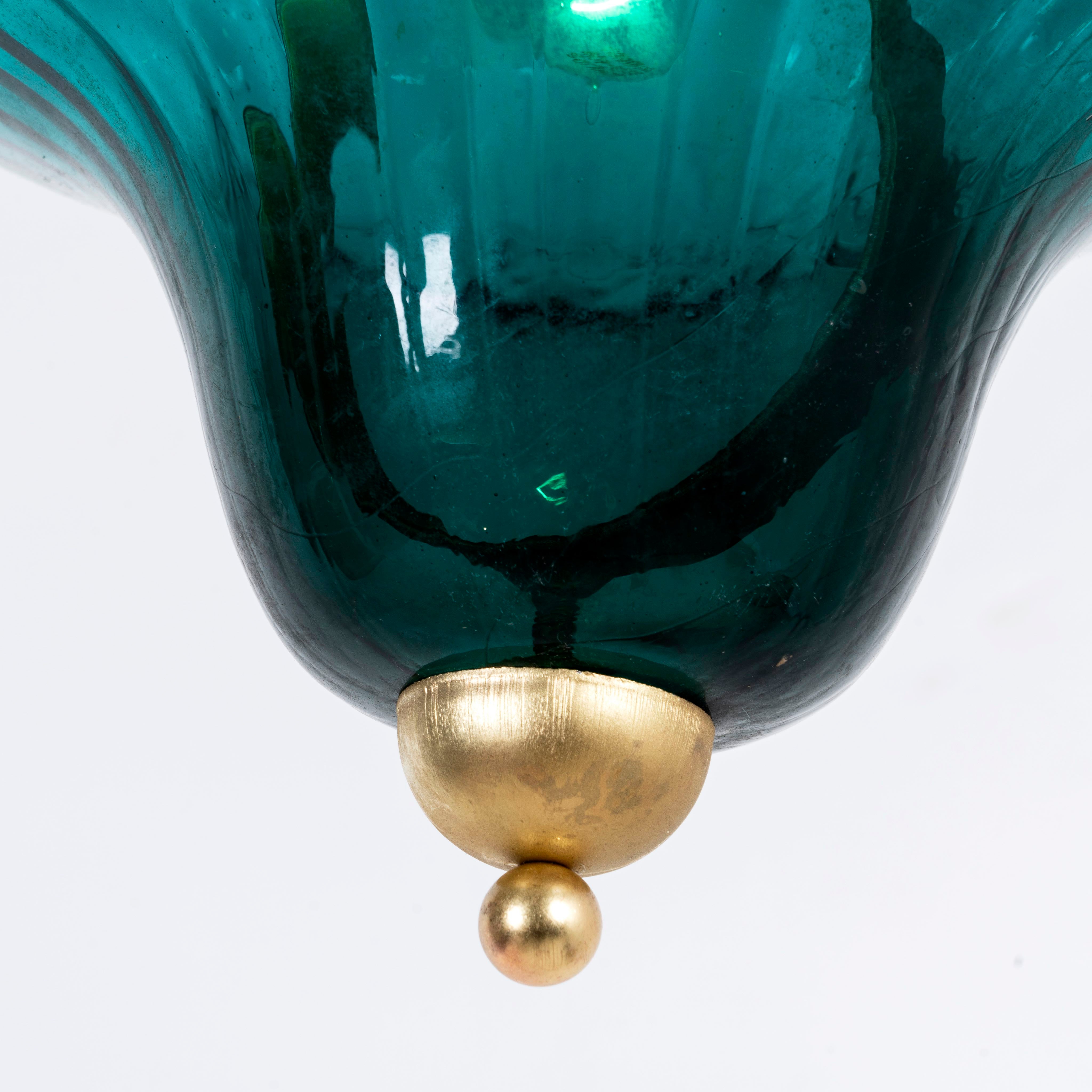 Retro pendant lamp with large green glass shade and brass-plated iron frame – vibrant glass lamp ideal for dining rooms, living spaces, or bedrooms.