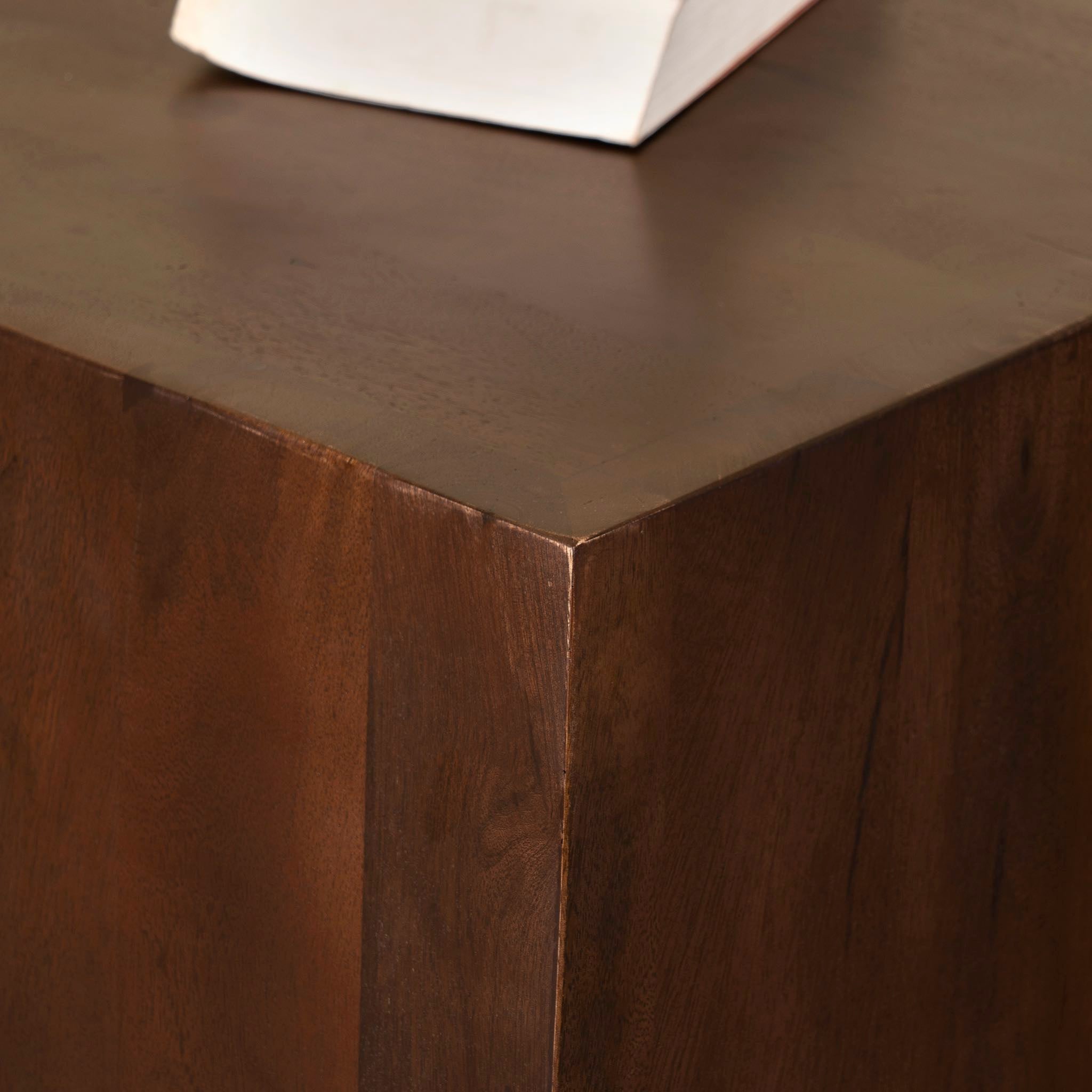 Close up image of a minimalist cube side table made of solid mango wood, coffee table mango wood, Indian home decor, 40 × 40 × 40 cm.
