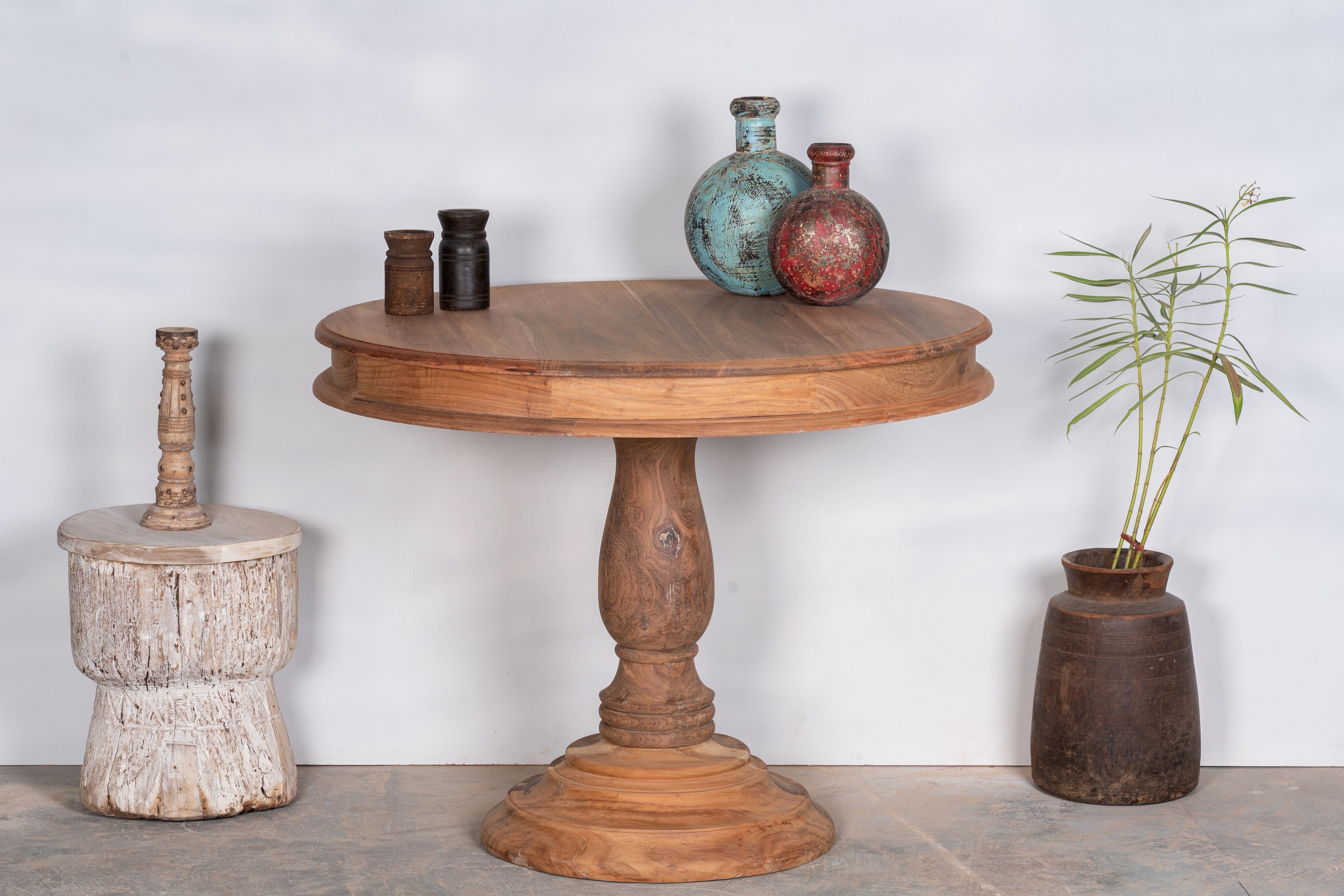 Ronde eettafel van massief gerecycled teakhout, gemaakt in India.