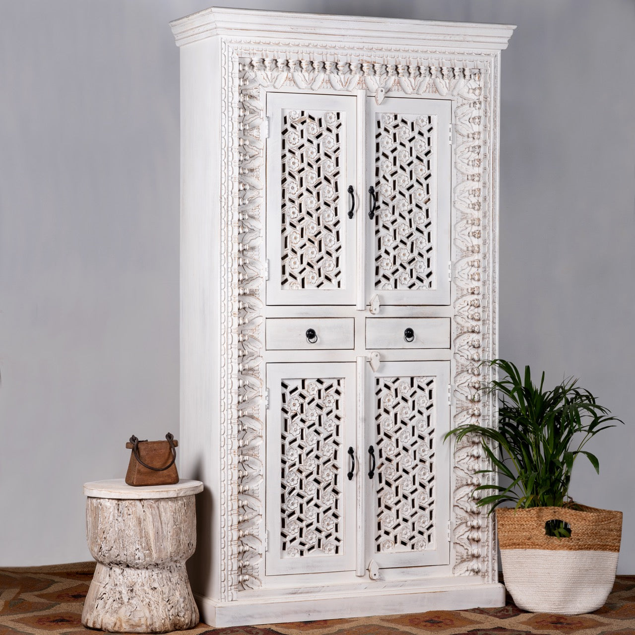 Rejka, white cupboard with floral details