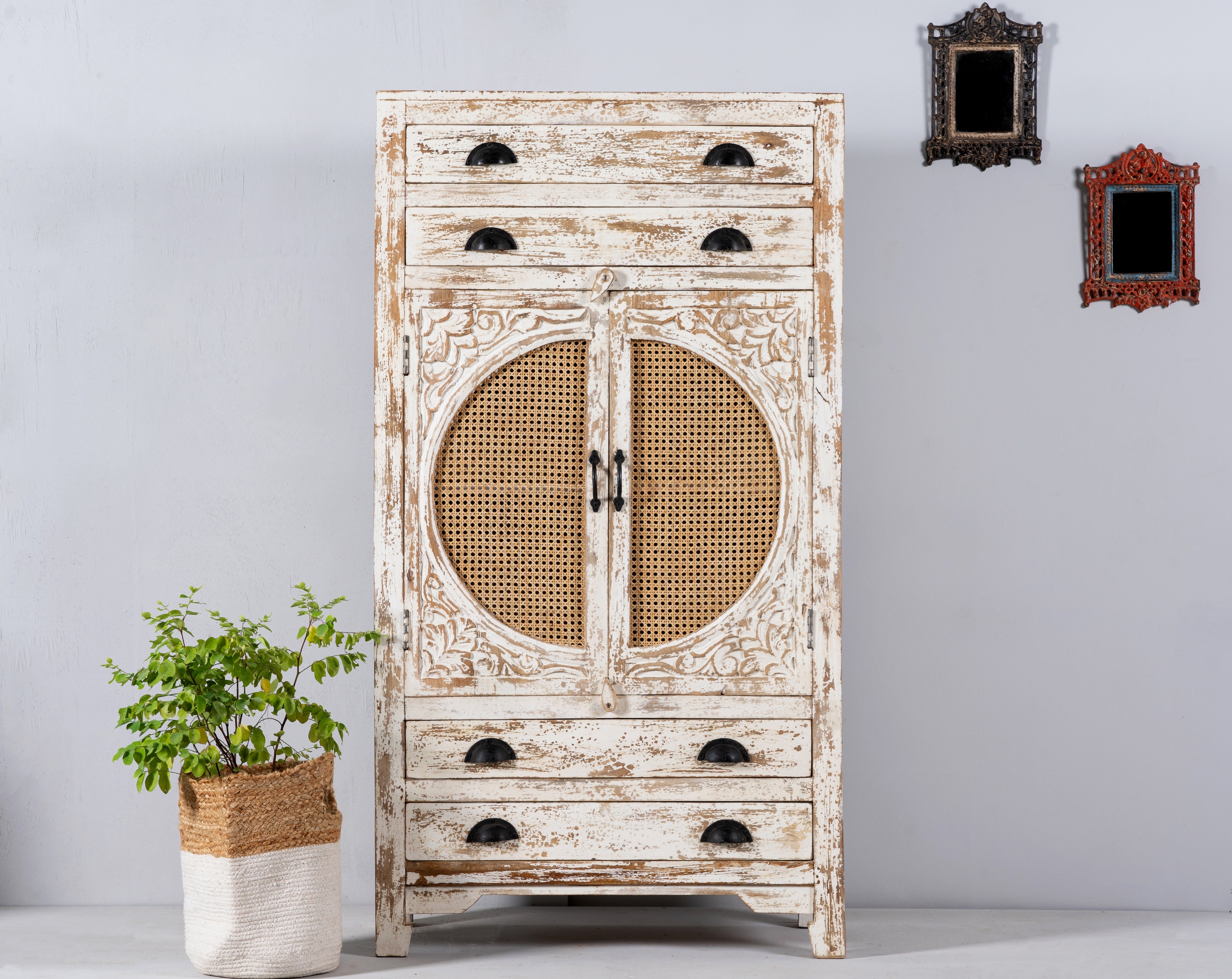 handgesneden kast met rotan inzetstukken van mangohout, vervaardigd in India een vintage mediterrane stijl.