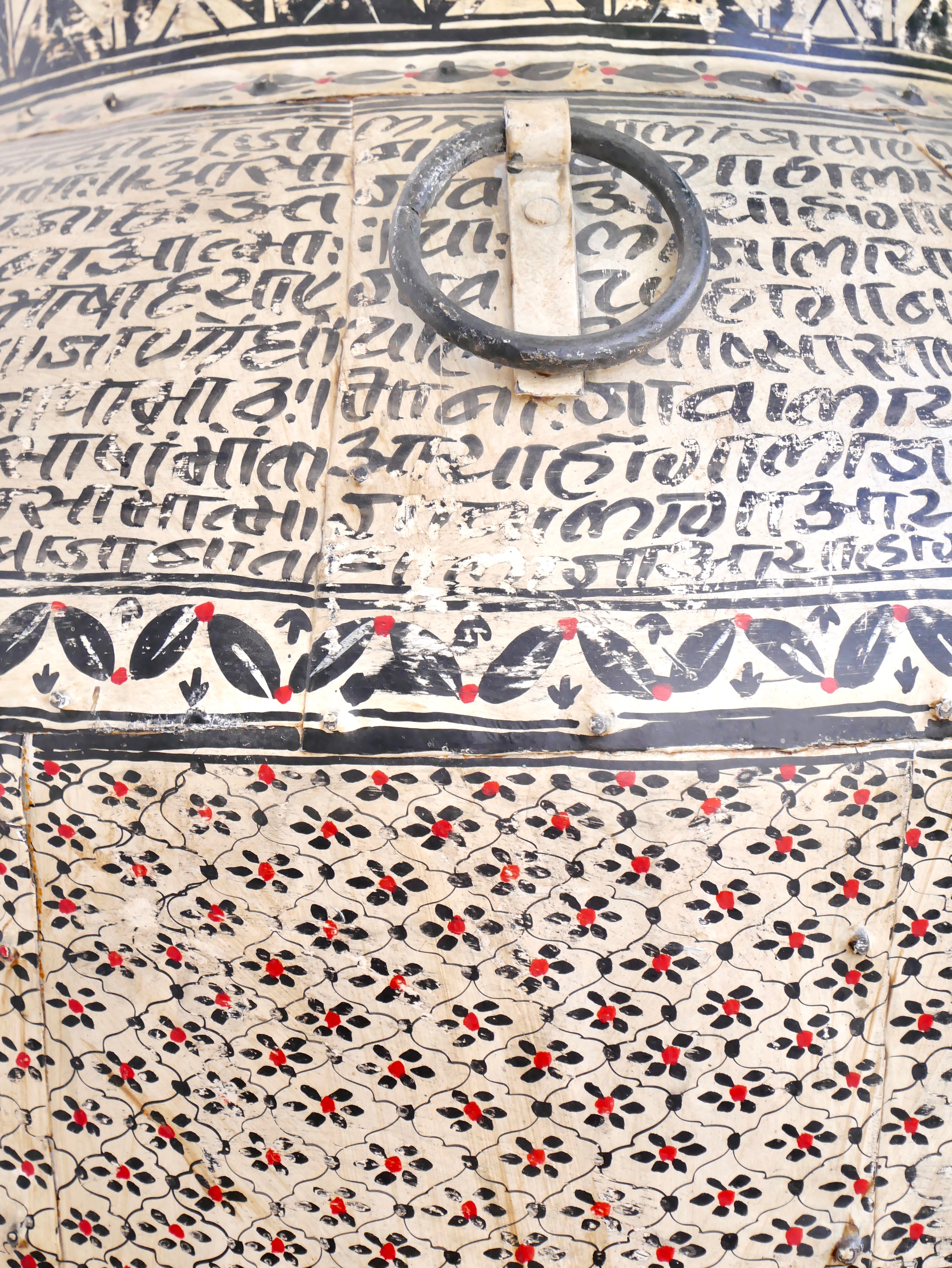 Vincent, vase with sanskrit details