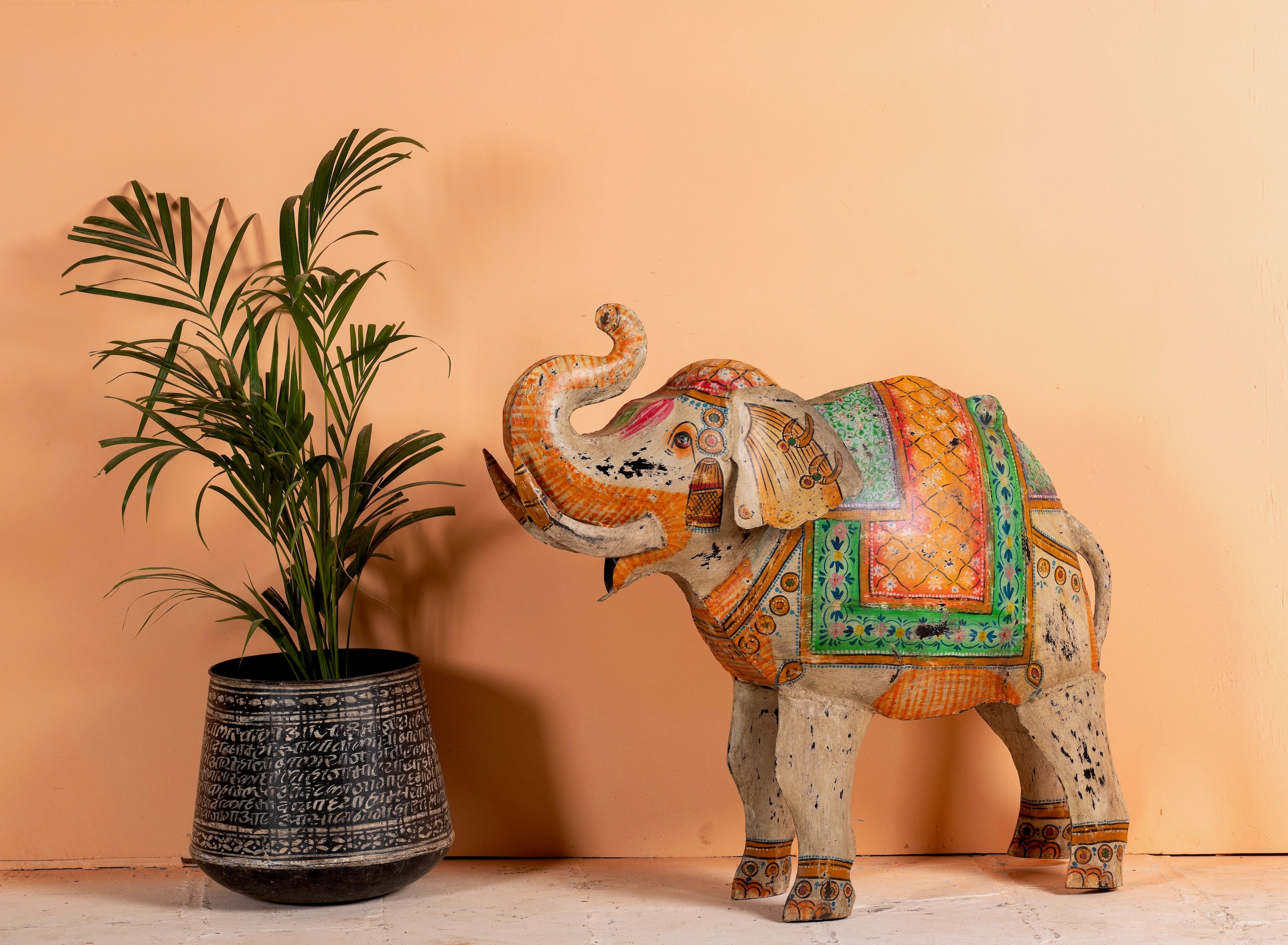Handcrafted metal elephant sculpture with painted finish – a unique painted metal decoration perfect for vintage home decor and artistic interiors.