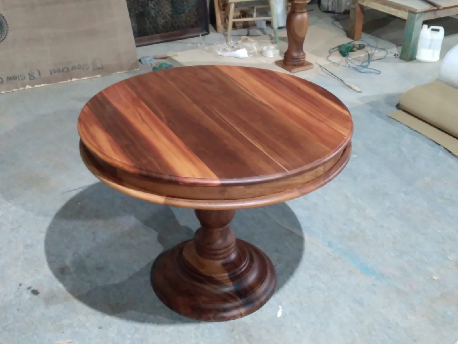 Ronde eettafel van massief gerecycled teakhout, gemaakt in India.