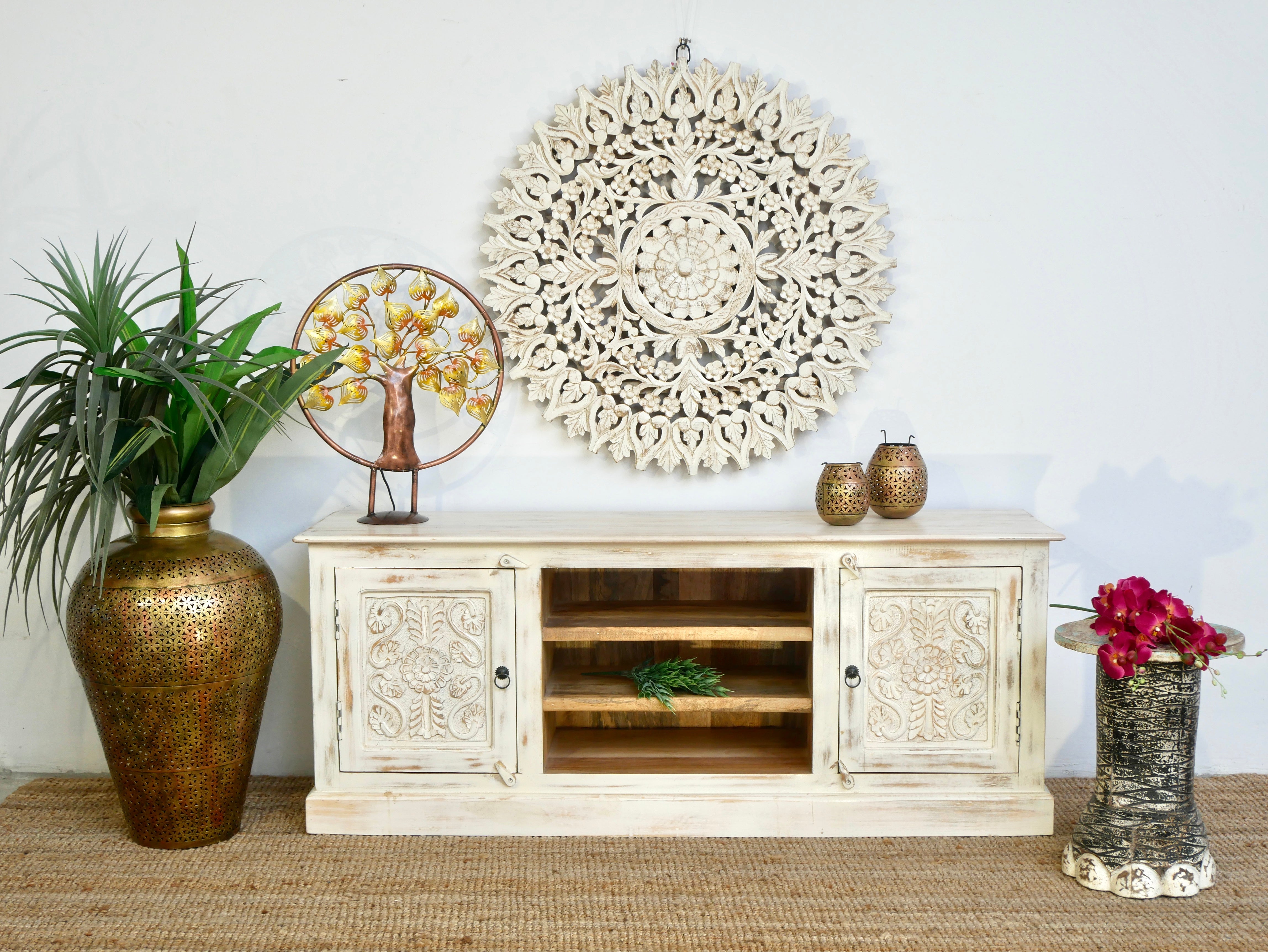 Handgeschnitztes TV cabinet aus Mangoholz, gefertigt in Indien in mediterranem vintage Stil.