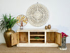 Handgeschnitztes TV cabinet aus Mangoholz, gefertigt in Indien in mediterranem vintage Stil.