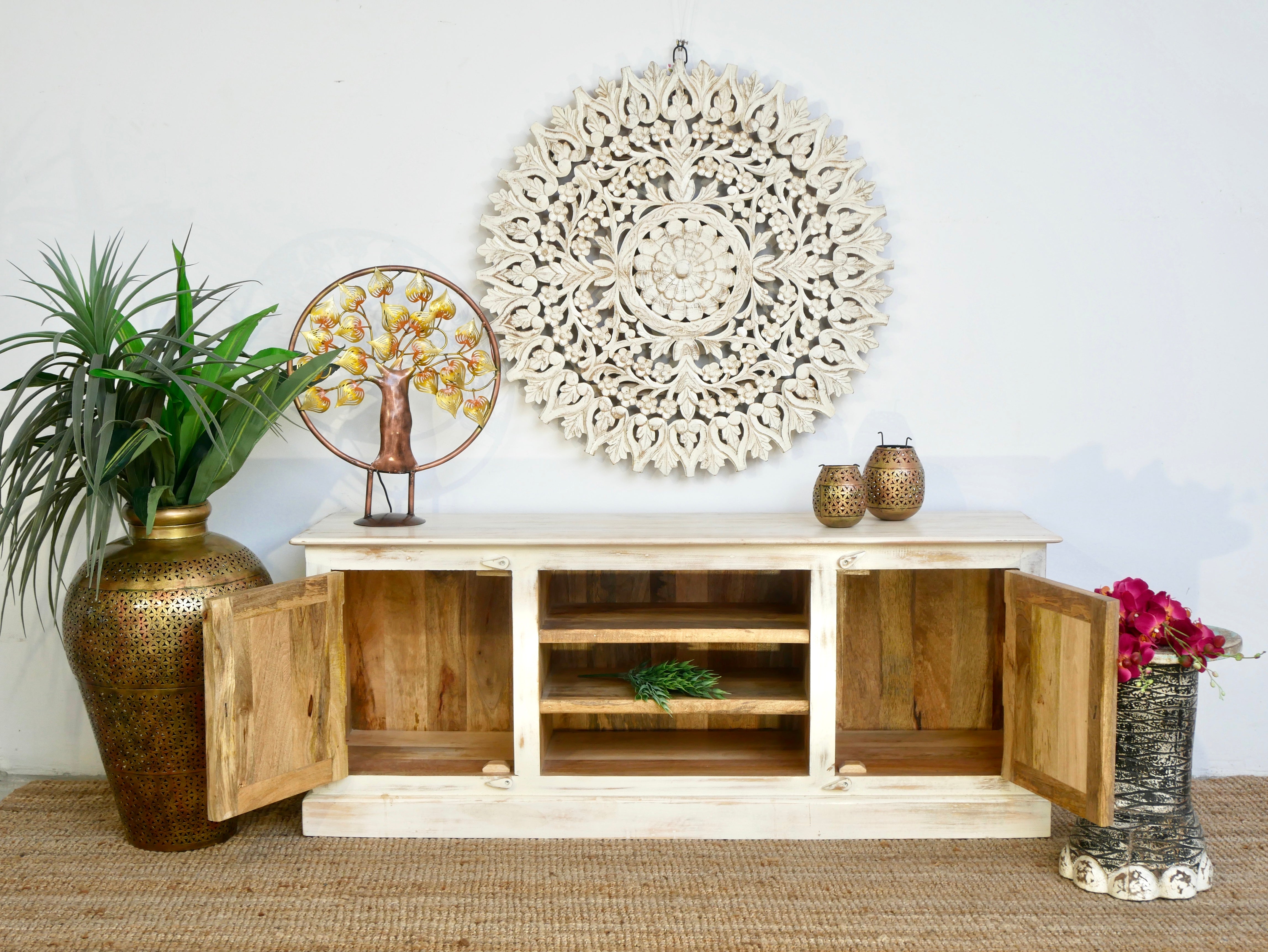 Handgeschnitztes TV cabinet aus Mangoholz, gefertigt in Indien in mediterranem vintage Stil.