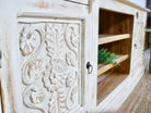 Handgeschnitztes TV cabinet aus Mangoholz, gefertigt in Indien in mediterranem vintage Stil.